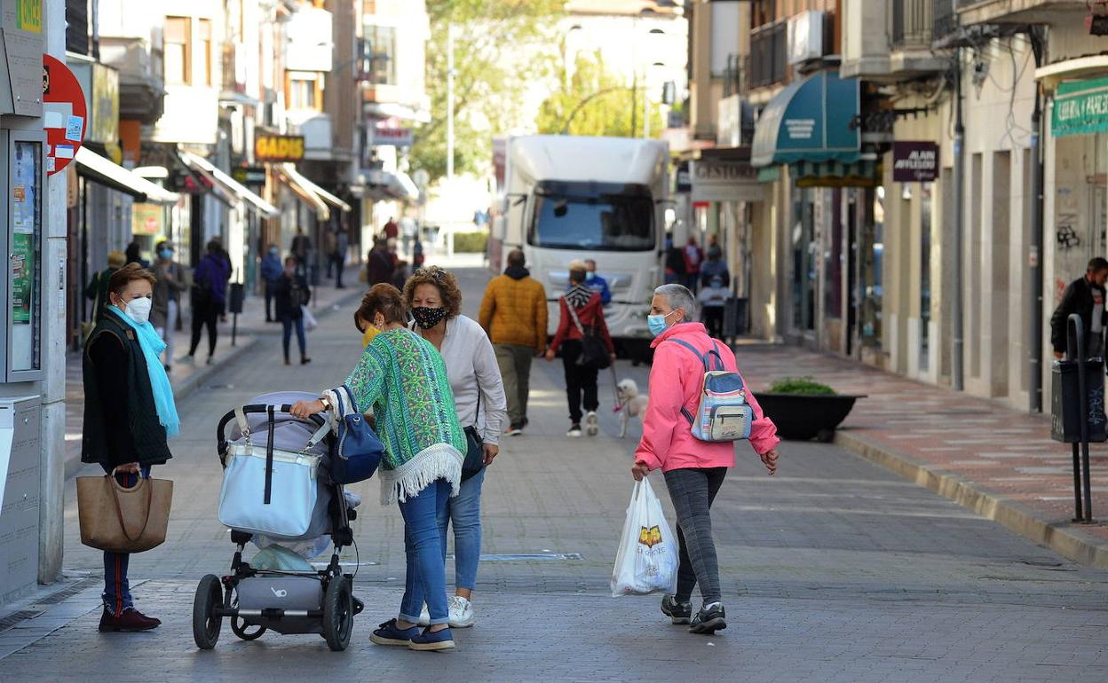 Vecinos en la calle Padilla de Medina del Campo. 