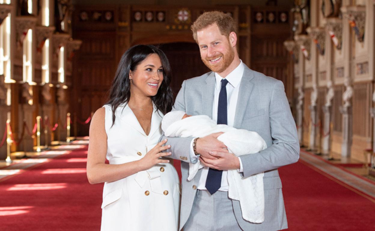 Imagen de archivo del Príncipe Harry y Meghan Markle con su hijo Archie recién nacido. 