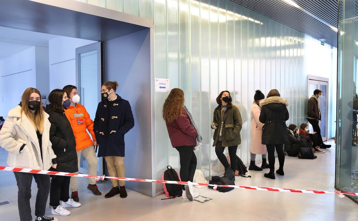 Cola para acceder a la sala de estudios de Lecrác.