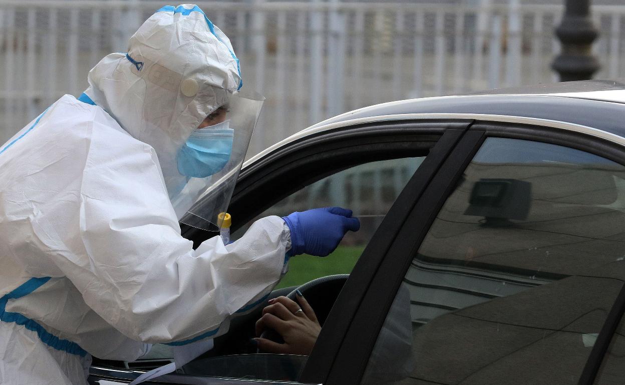 Toma de muestras de una prueba PCR.