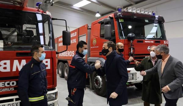 El presidente de la Diputación de Valladolid, Conrado Íscar, y el alcalde de Arroyo de la Encomienda, Sarbelio Fernández, visitan las instalaciones del nuevo Parque de Bomberos de la localidad. 