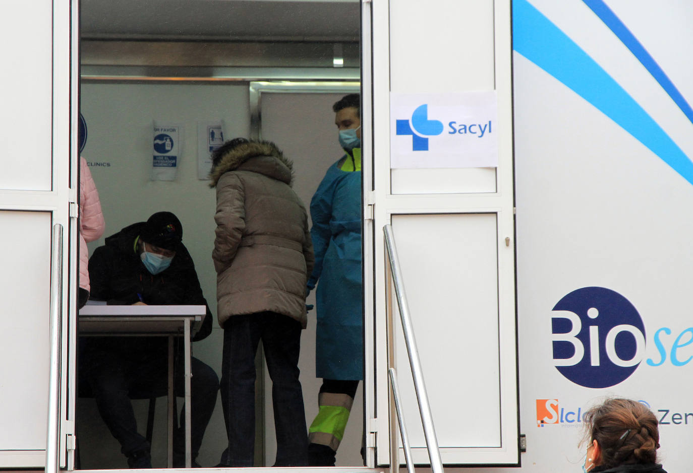 Colas en la plaza de España para realizar los test.