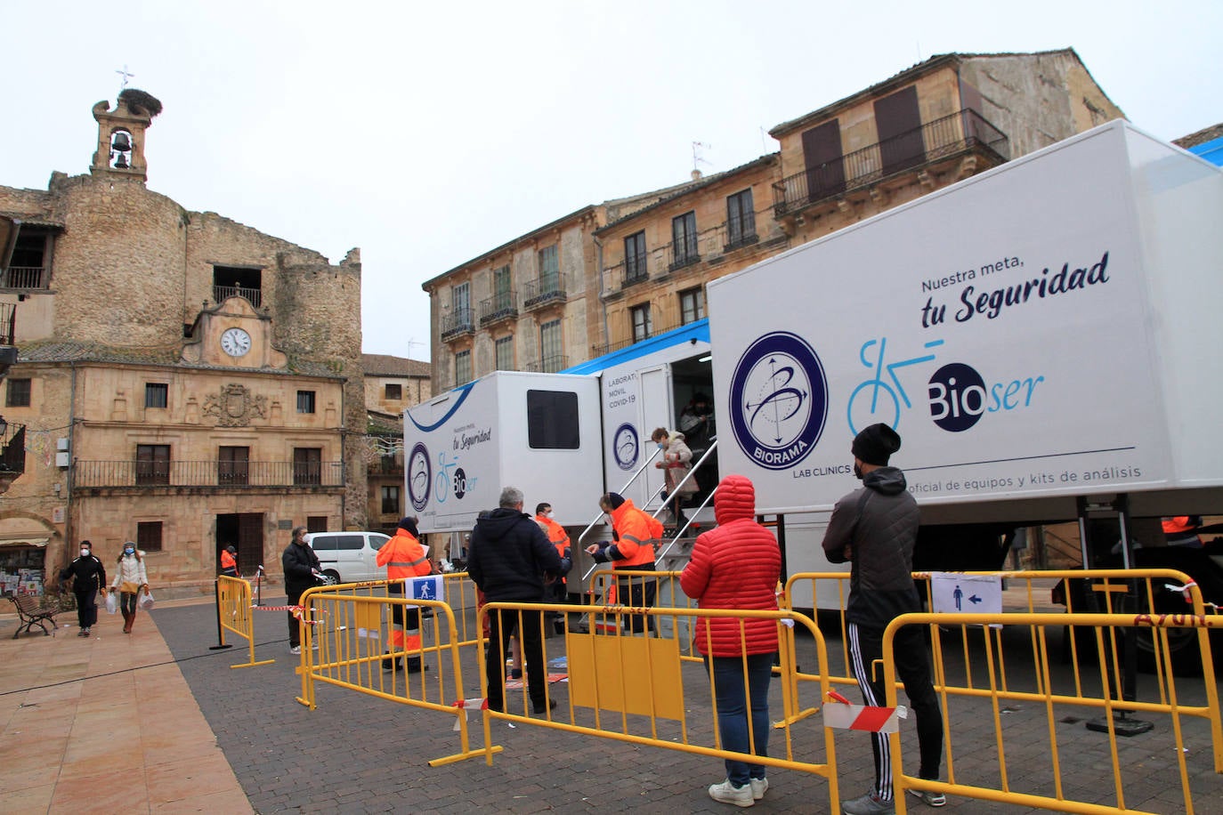 Colas en la plaza de España para realizar los test.