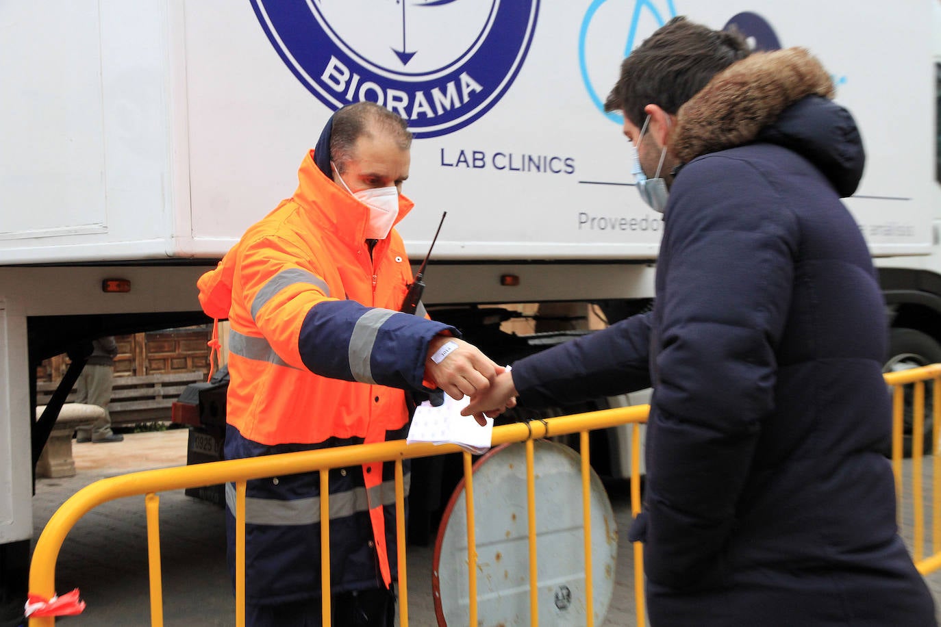 Colas en la plaza de España para realizar los test.