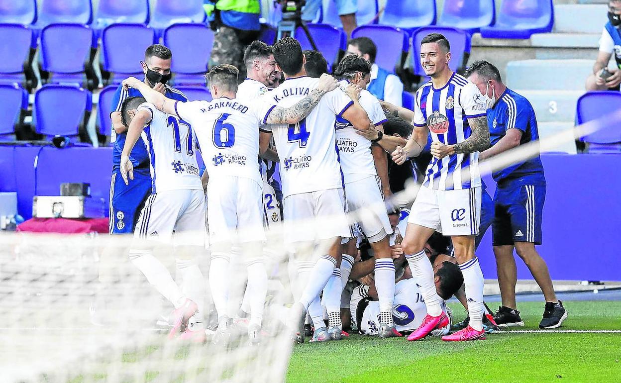 Los jugadores del Real Valladolid celebran el tanto de Joaquín ante el Alavés que certificó la permanencia en Primera. 