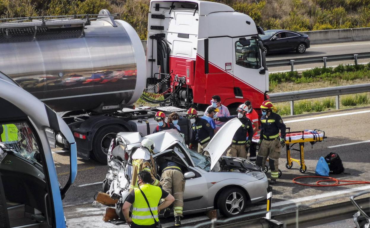 Accidente en la carretera de Soria a la entrada de Valladolid, entreun autobus y un turismo el pasado mes de octubre. .