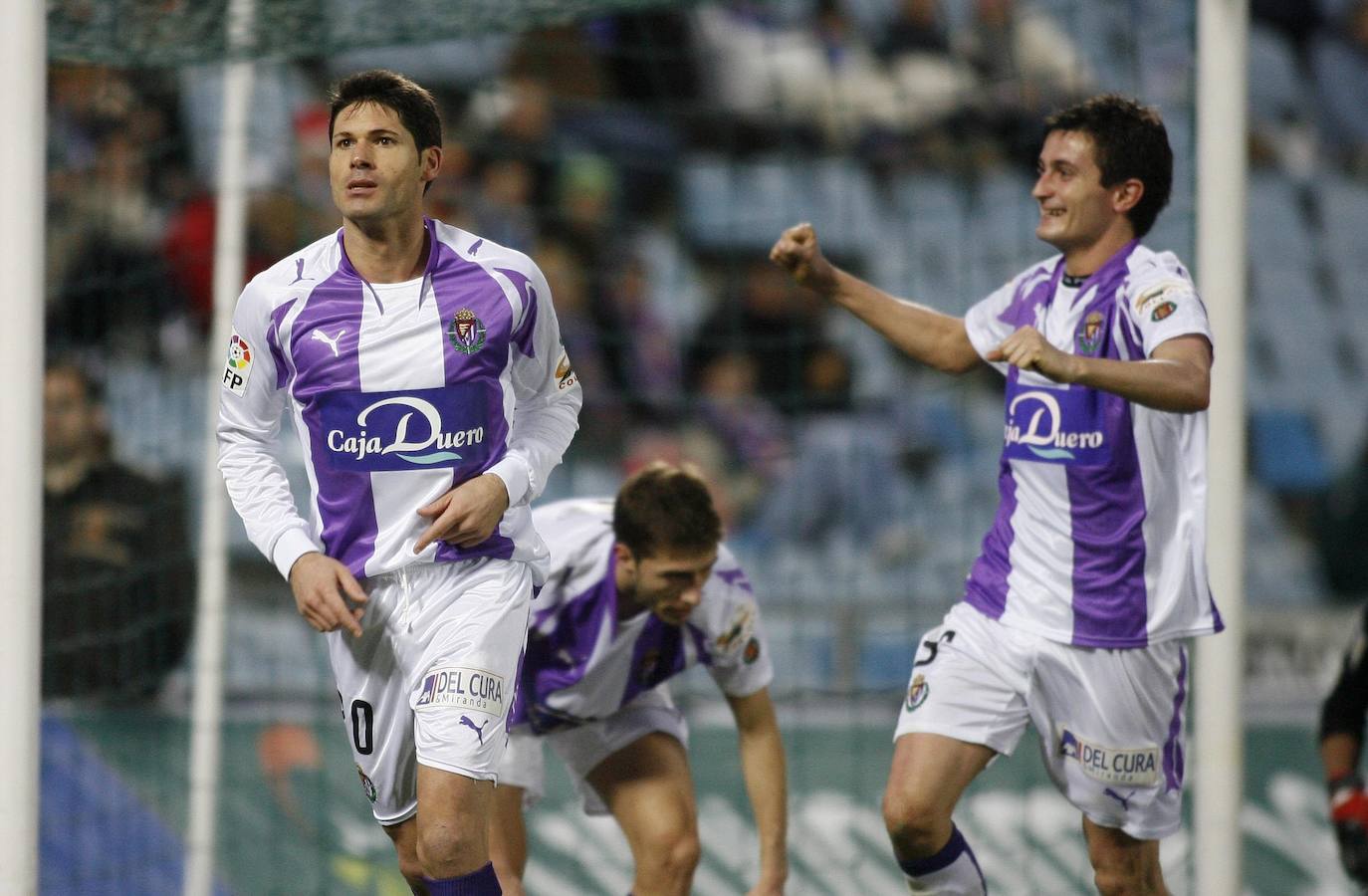 Vivar Dorado y Joseba Llorente tras anotar el primero uno de sus dos goles. 