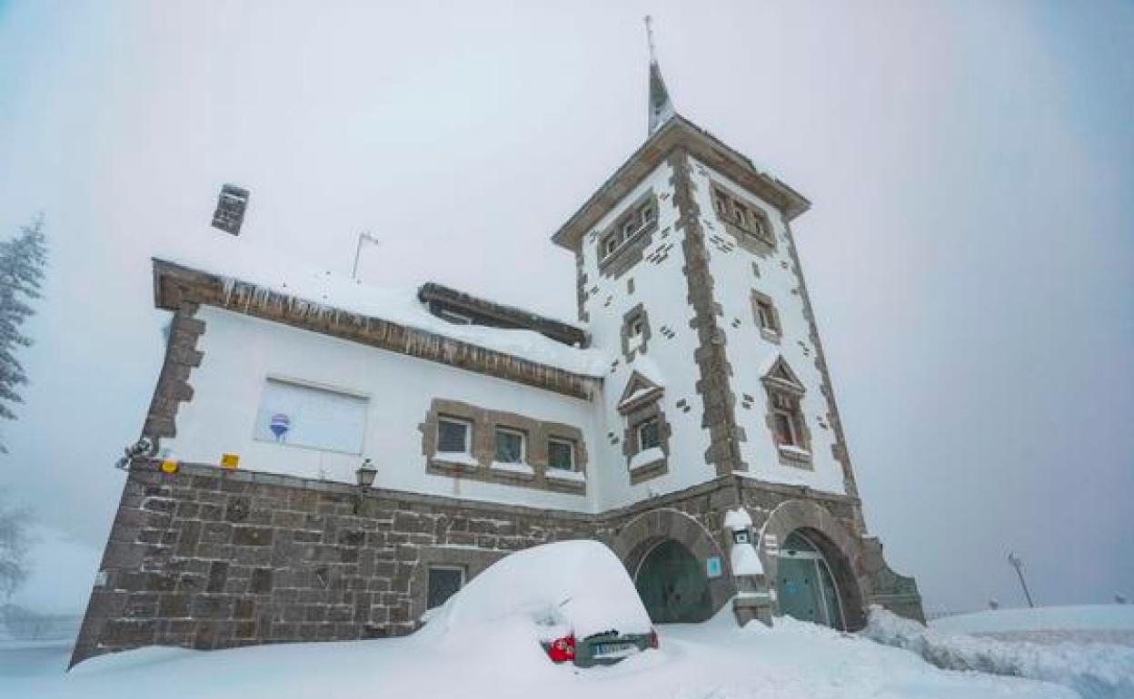 Vehículo cubierto por la nieve en Pajares de León. 