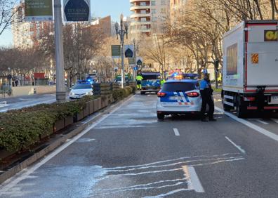 Imagen secundaria 1 - Los operarios del Ayuntamiento esparcen sal y limpian el hielo de la calzada en el Paseo de Zorrilla, mientras la Policía corta dos carriles. 