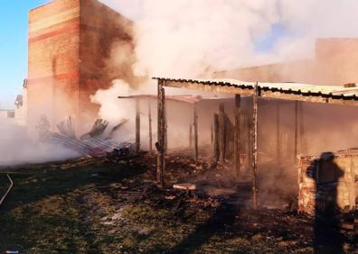 Imagen secundaria 1 - Estado en el que han quedado las peñas tras el incendio.
