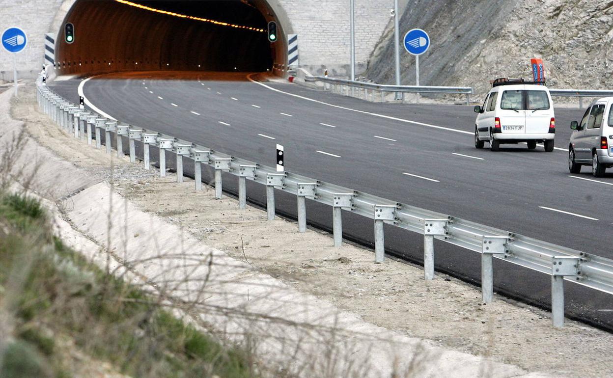 Dos vehículos acceden a uno de los túneles de Guadarrama. 