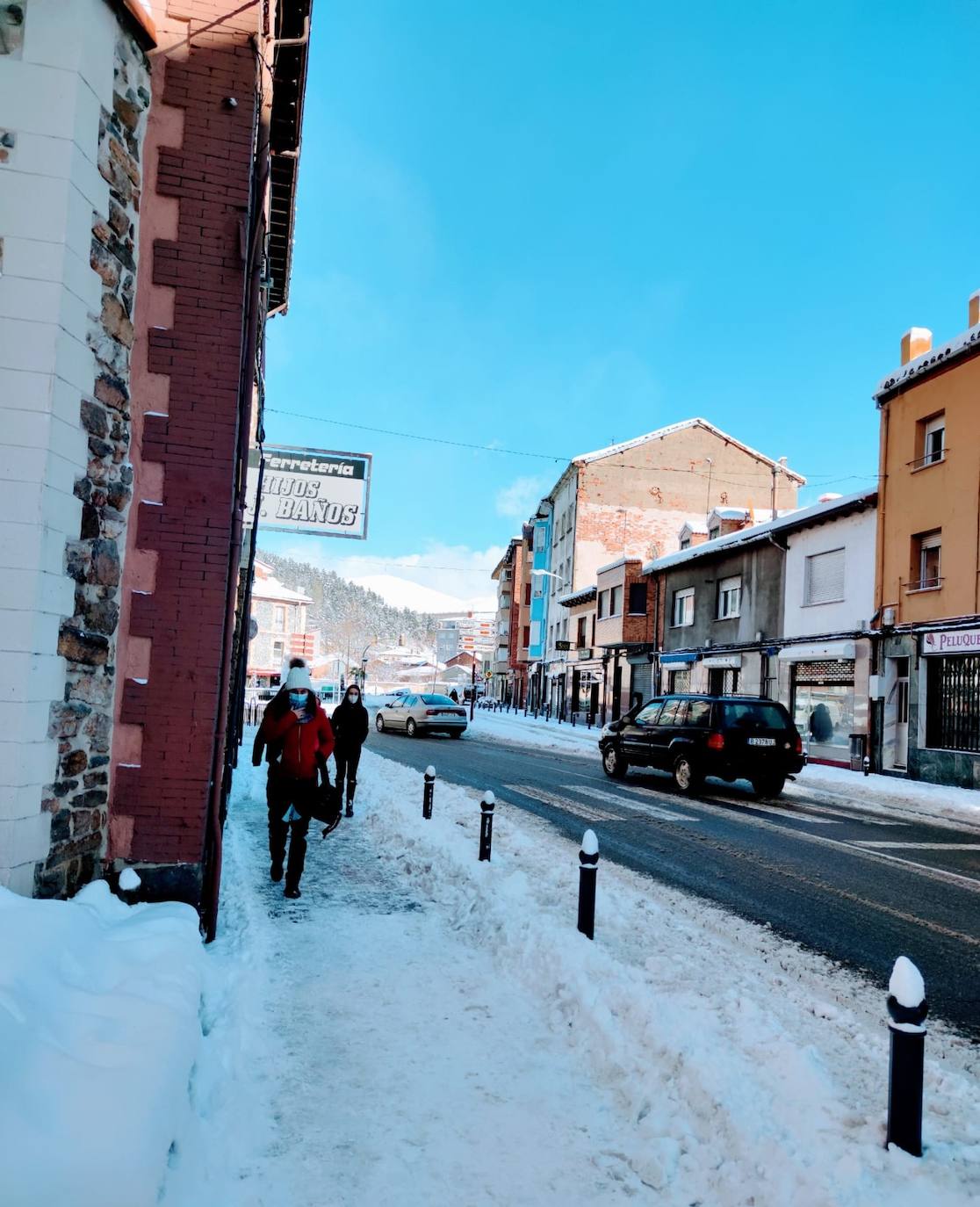 Las intensas nevadas dañan dos carpas del muincipio guardense.