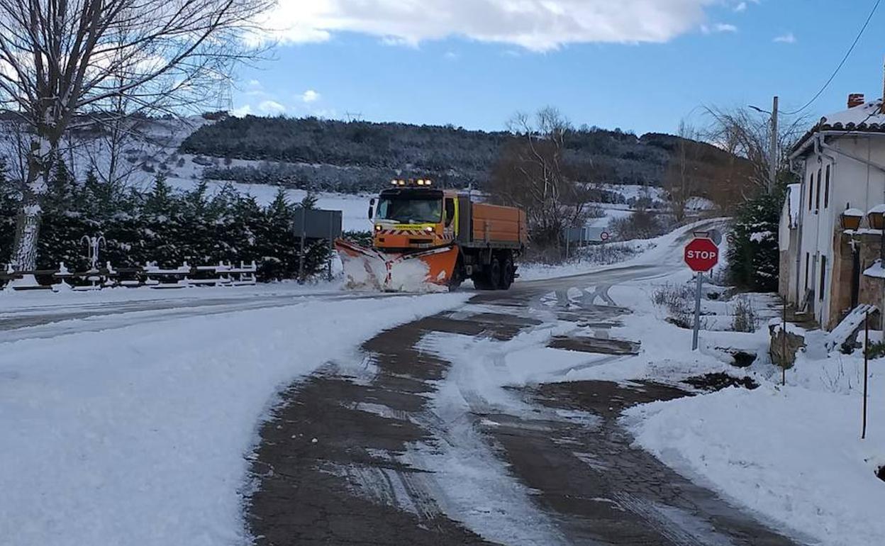 Una máquina quitanieve trabaja en la Montaña Palentina. 