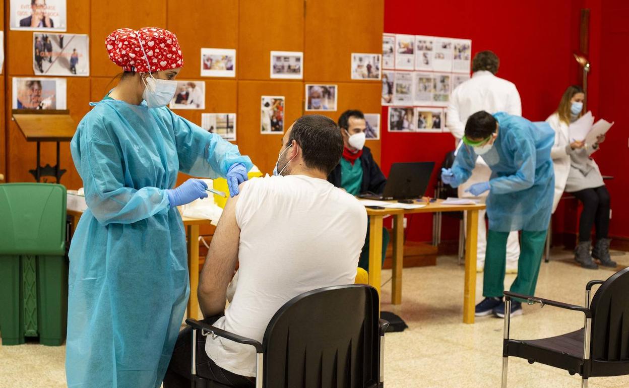 Vacunación del personal sociosanitario de la residencia de mayores Cardenal Marcelo. 