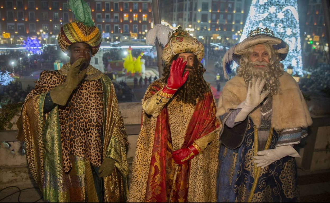 Los Reyes Magos, en su visita del año pasado a Valladolid, desde el balcón consistorial. 