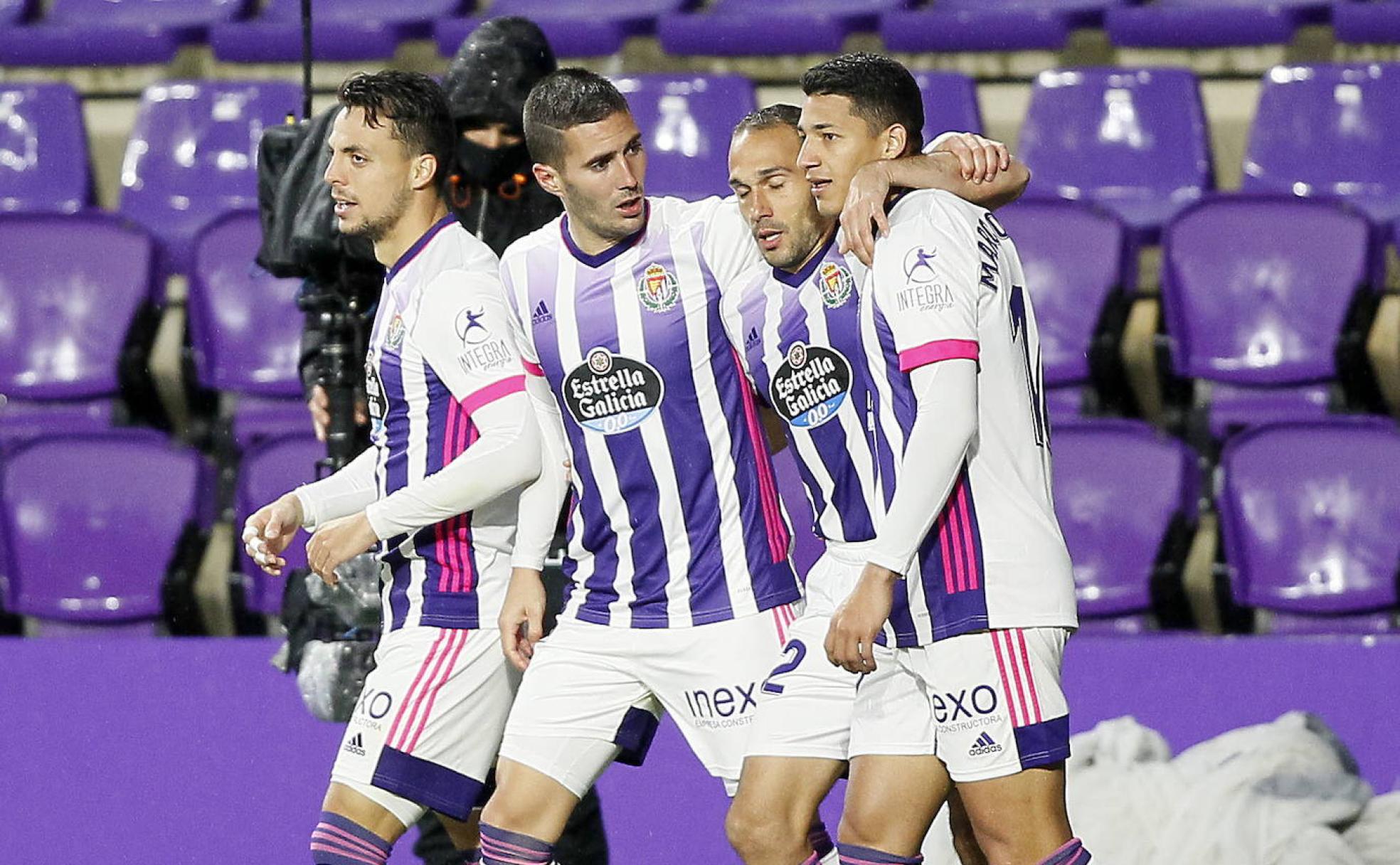 Sergi Guardiola y Nacho se abrazan a Marcos André en presencia de Plano tras el gol anotado por el brasileño ante el Athletic de Bilbao. 