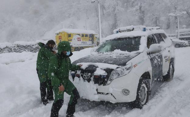 Una gran nevada sorprende a los equipos de rescate en San Isidro y vuelve a aplazar la búsqueda del operario de la quitanieves