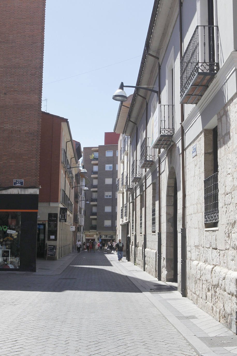 Imagen de la calle Torrecilla, con la Casa Revilla, a la derecha.