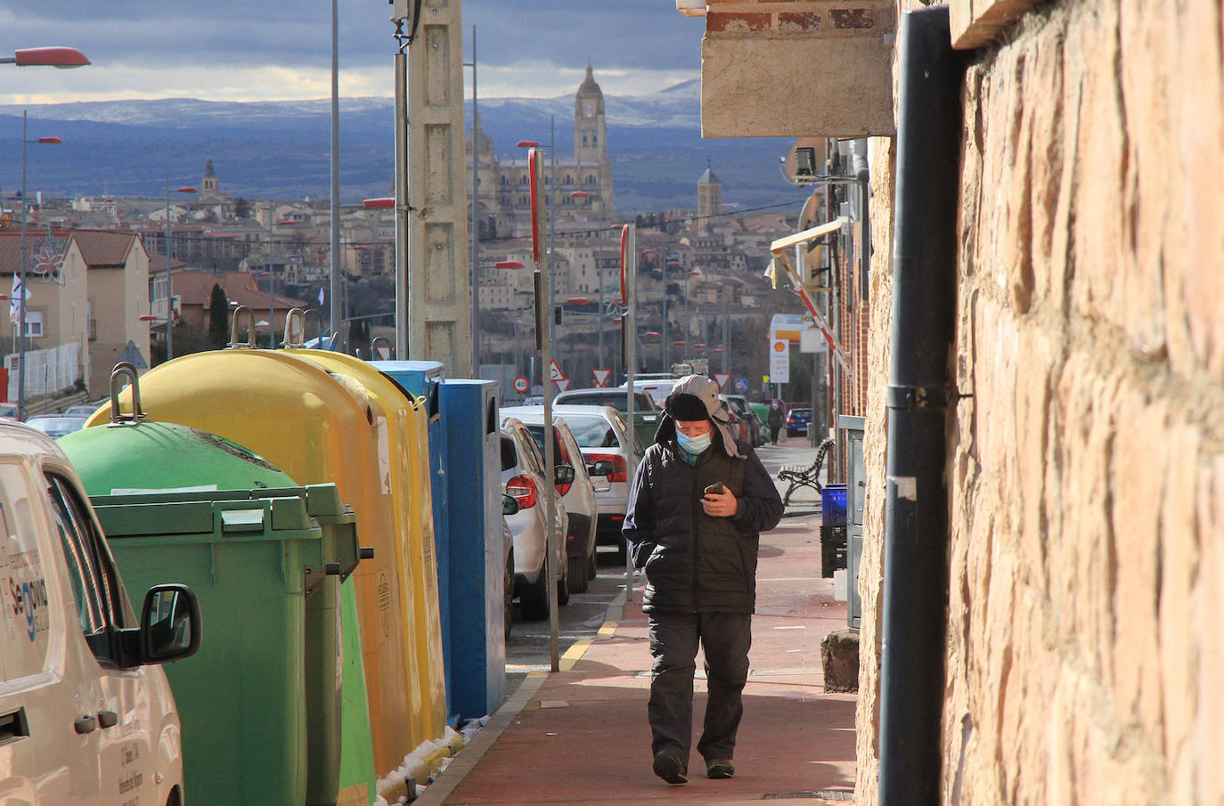 Un vecino camina por una de las calles de La Lastrilla.