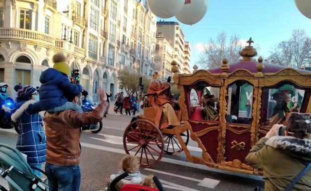 Diez carruajes de los Reyes Magos recorren Valladolid bajo la amenaza de una multa