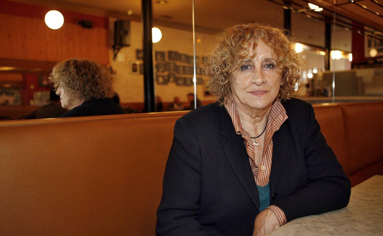 Elena Santiago escribía al oído del lector