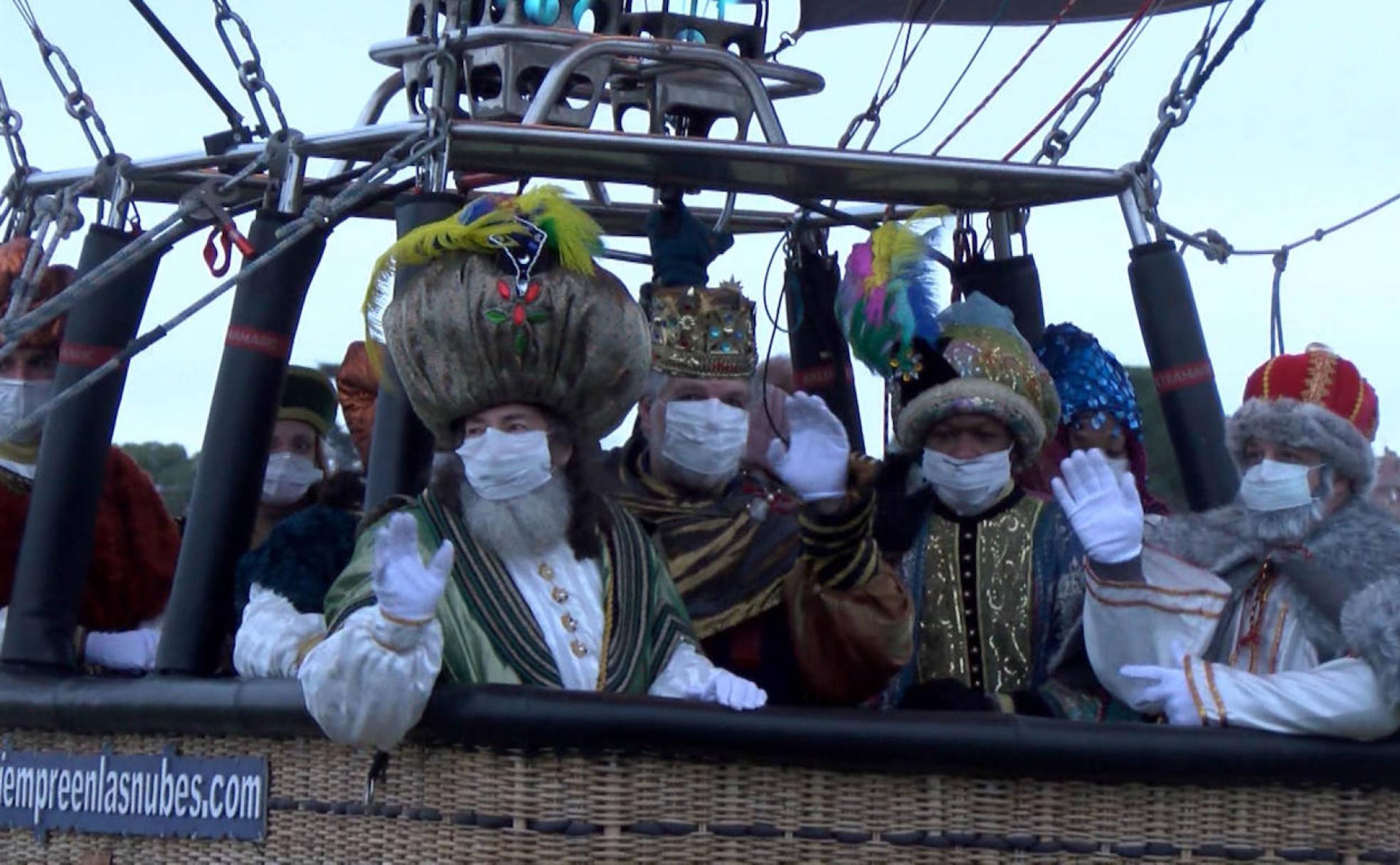 Melchorr, gaspar, Baltasar y Aratbán saludan a su llegada a Segovia en globo, este martes por la malñana. 