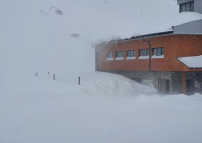 Imagen secundaria 1 - Zona de Salencias y Cebolledo, en la Estación de San Isidro, tras el temporal de esta semana.