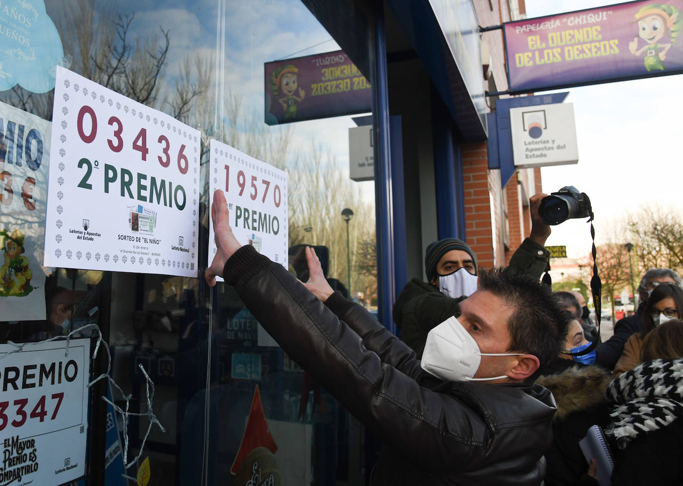 Parte del primer y segundo premio repartido en la administración El Duende de la Suerte en la capital burgalesa.