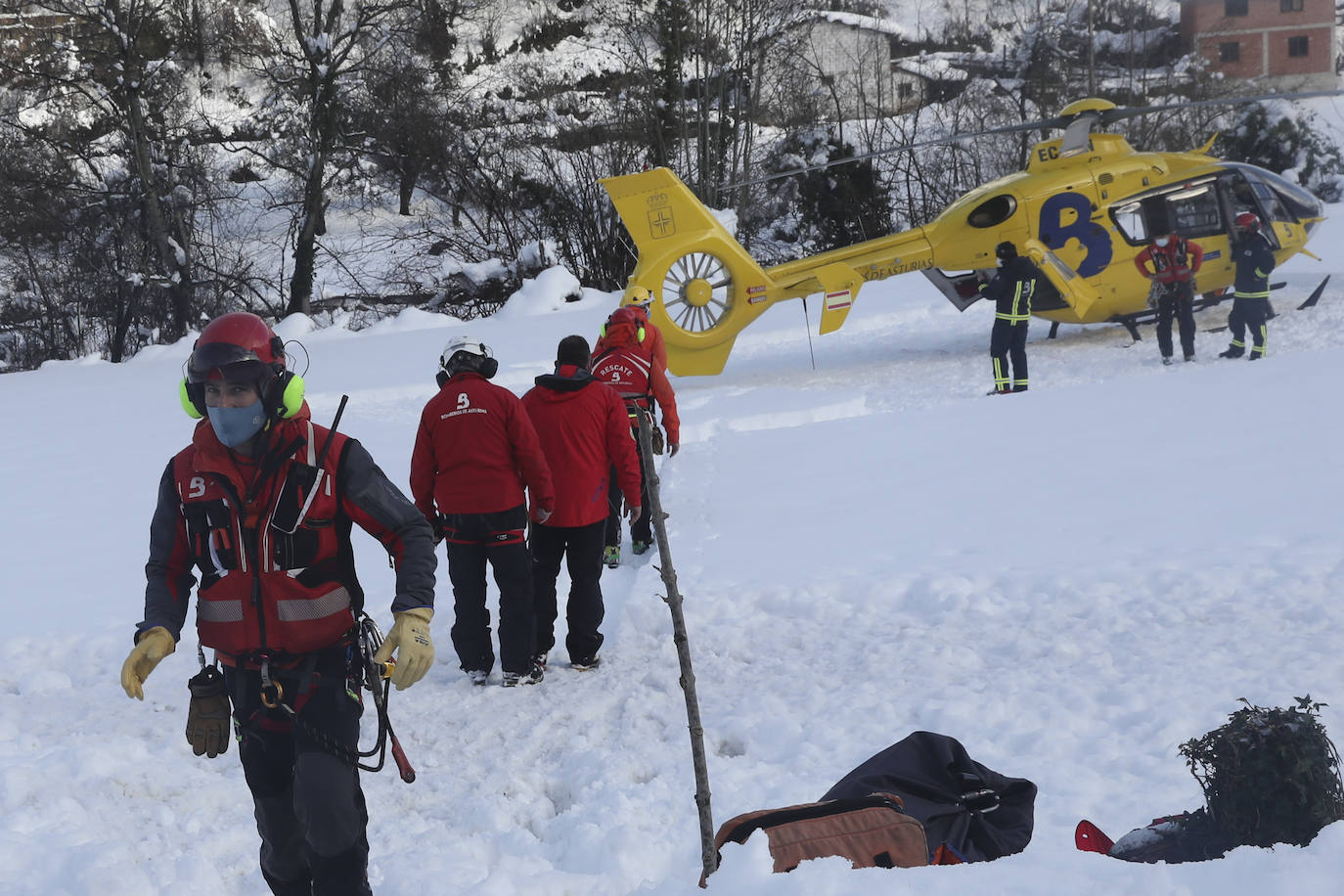 Tras realizar una valoración de la zona vía aérea que les ha permitido estudiar el terreno nevado, el estado del mismo les impide continuar con la búsqueda del cuerpo de Virgilio García