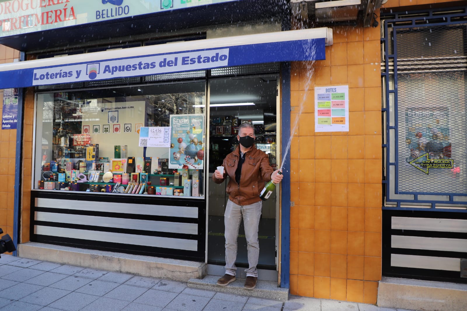 Fernanado Bellido descorcha el cava tras saber que ha repartido el segundo premio de 'El Niño' en Salamanca.