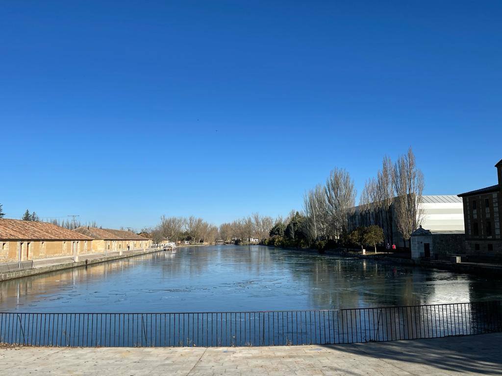 Fotos: El Canal de Castilla amanece helado en Medina de Rioseco