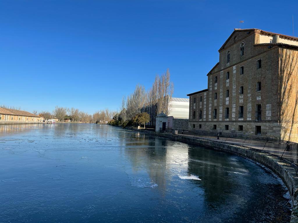 Fotos: El Canal de Castilla amanece helado en Medina de Rioseco