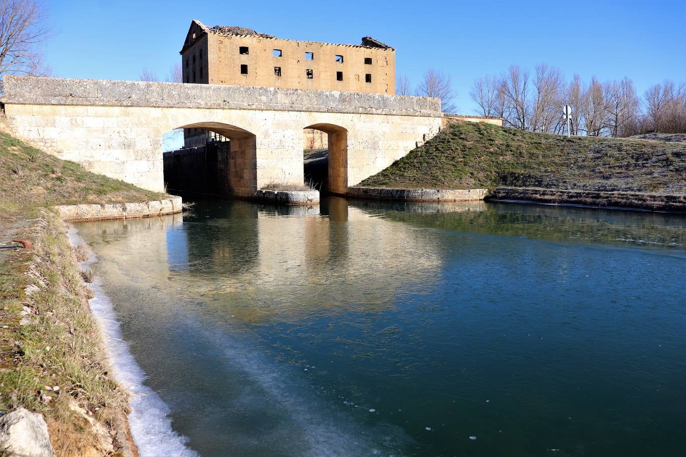Fotos: El Canal de Castilla amanece helado en Medina de Rioseco
