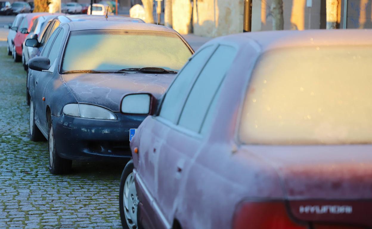 Vehículos con un capa de hielo en Salamanca.