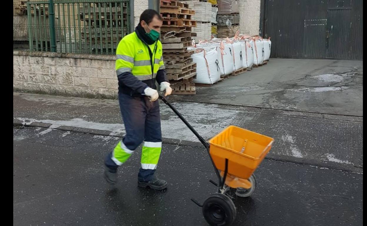 Un operario municipal distribuye sal en la zona del polígono.