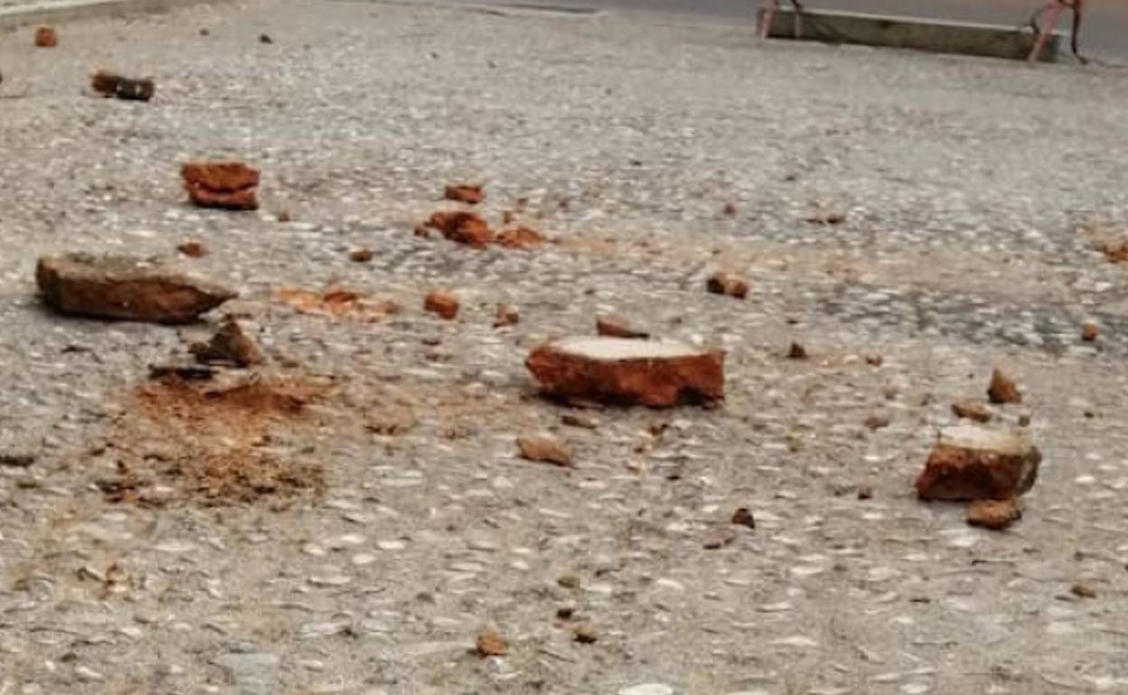 Trozos caídos de la torre, algunos de gran tamao, en el suelo. 