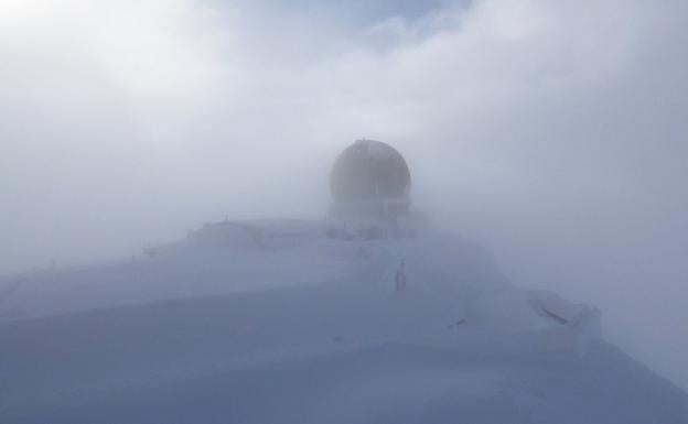 Imagen principal - Raquetas y esquíes para un relevo a pie en la base militar burgalesa de Lunada, aislada por la nieve