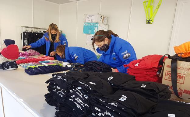 Preparación de camisetas y 'merchandising' de Pingüinos en Recoletos. 