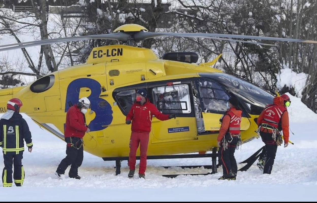 El equipo de rescatadores desciende del helicóptero del SEPA desciende del helicóptero en San Isidro. 