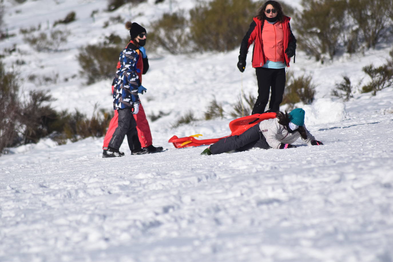 Fotos: Una improvisada pista de esquí en el Golobar