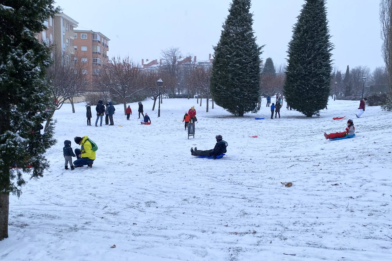 Los abulenses disfrutando de una mañana de nieve.