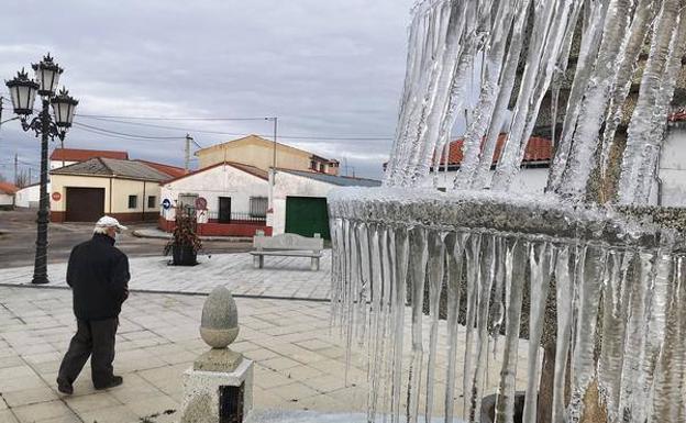 Fuente helada en la comarca de Ciudad Rodrigo. 