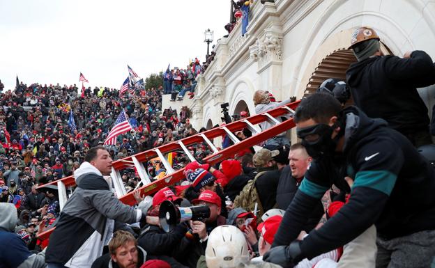 Imagen principal - Diferentes momentos de la mañana del 6 de enero, en la que cientos de manifestantes pro-Trump intenta acceder al Capitolio.