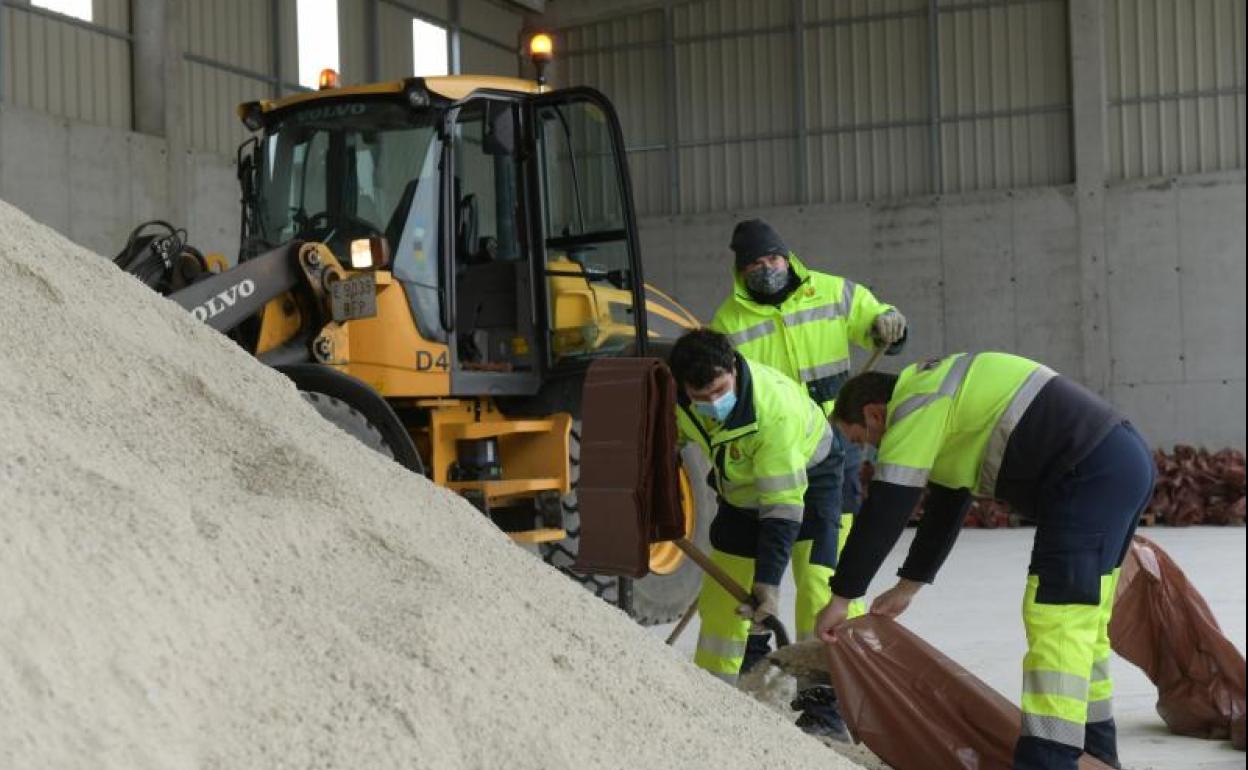 Los operarios hacen acopio de sal en las instalaciones del Servicio de Limpieza, que almacenan 1.200 toneladas.