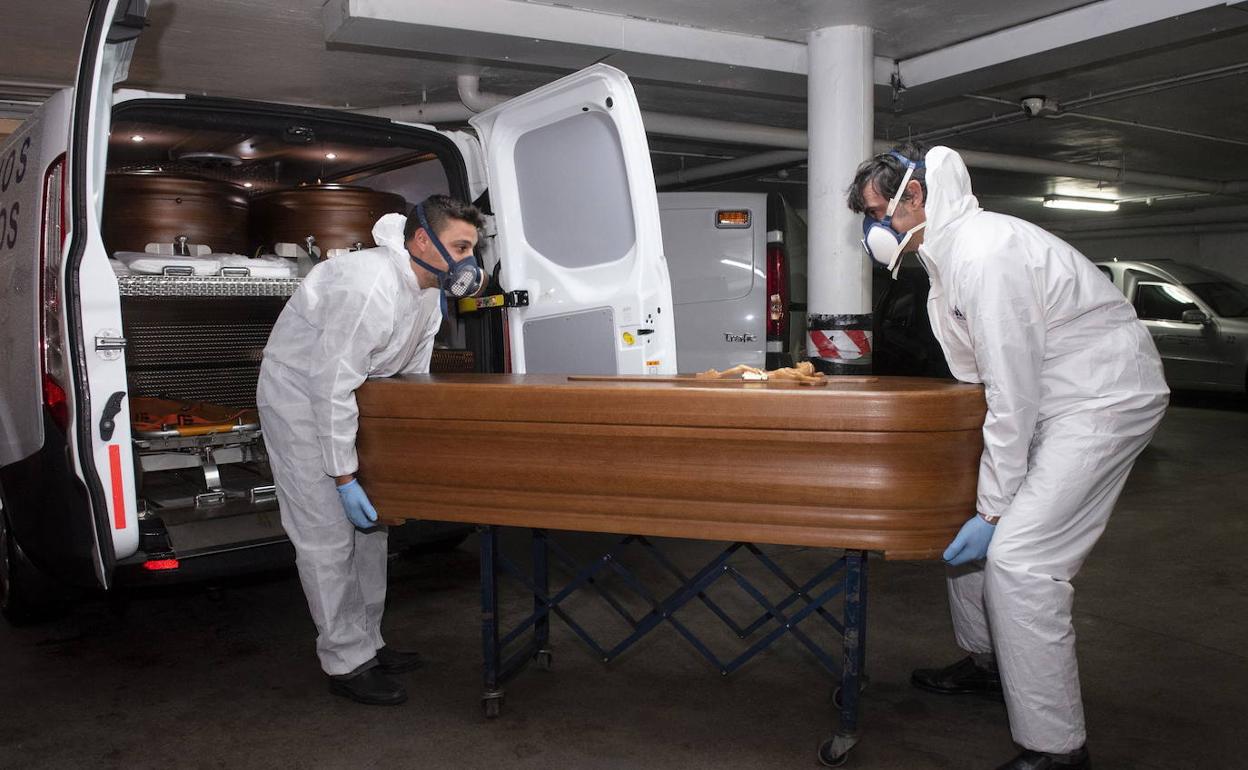 Los servicios funerarios recogen un féretro del Hospital General durante la pandemia. 