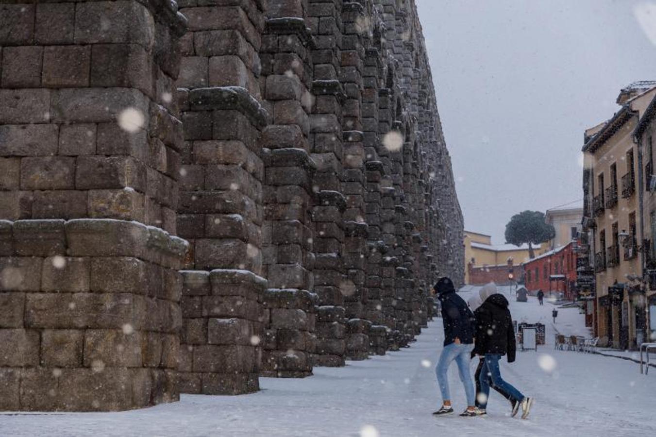 El acueducto de Segovia nevado tras el paso de la borrasca Filomena, en Castilla y León.