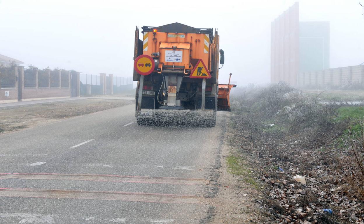 Un camión distribuye sal para combatir el hielo en la carretera por las bajas temperaturas. 