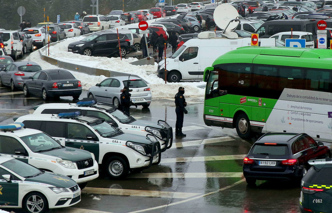 Guardia Civil controla el acceso al 'parking' de Navacerrada.