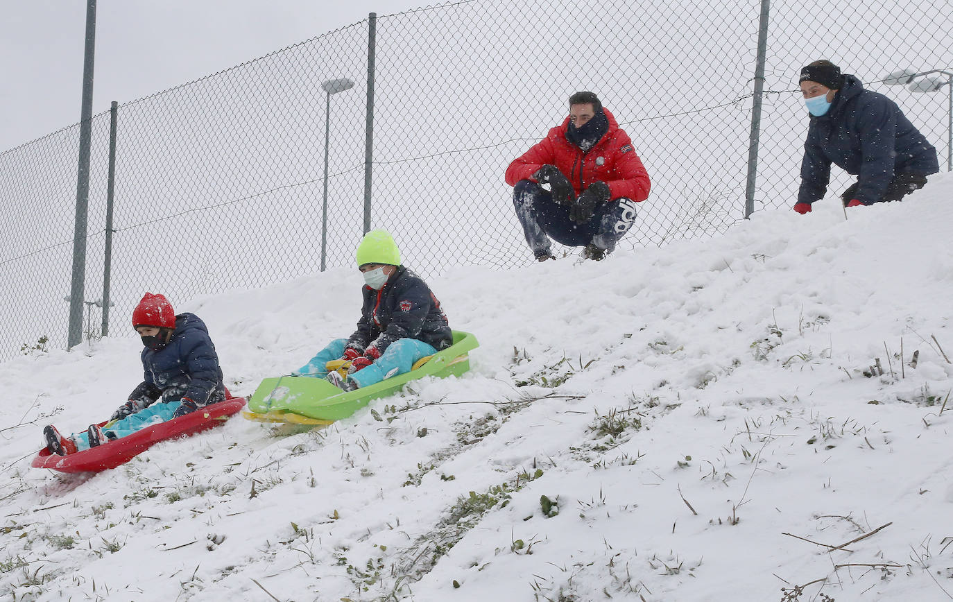 Fotos: La nieve ha dejado una jornada de diversión en Palencia