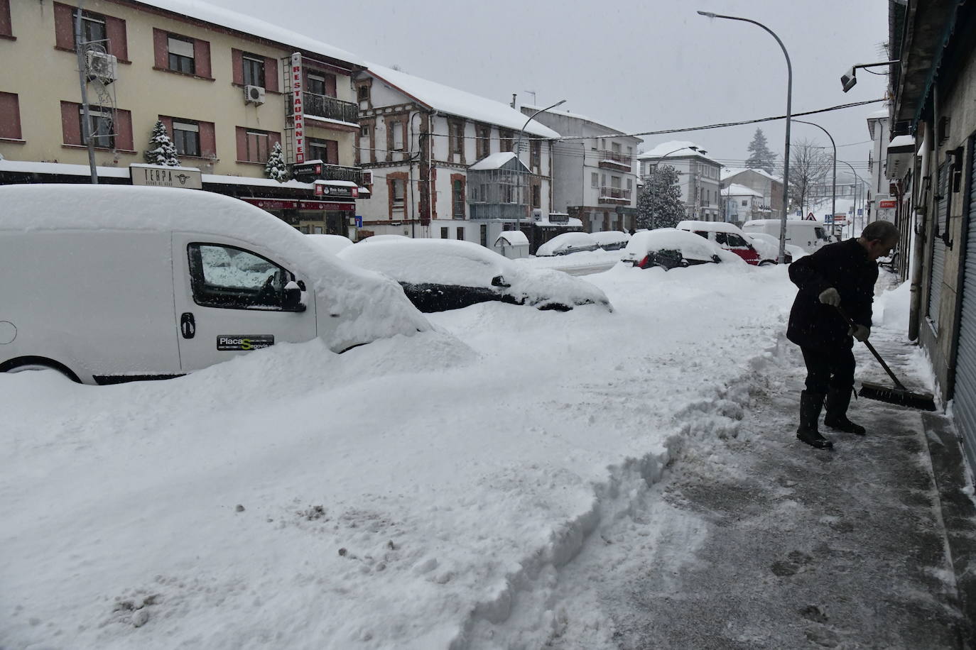 Un vecino de San Rafael, en El Espinar (Segovia), mide el espesor de la capa de nieve caída. 